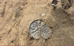 Vào lâu đài cổ tìm kim loại, cô gái phát hiện kho báu nghìn năm tuổi