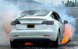 Vấp phải vật lạ trên đường, chủ Tesla vội gọi cứu hỏa nhưng vẫn bất lực nhìn xe hóa thành tro