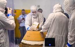 NASA vừa lấy "kho báu" vũ trụ lập tức mang vào phòng vô trùng: "Tôi đã khóc"