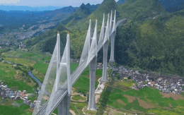 Xây cầu…cao ngang tòa nhà 100 tầng, chi phí khủng lên tới 7,3 nghìn tỷ, Trung Quốc khiến thế giới ngỡ ngàng với ‘công trình vượt cạn’ hàng đầu thế giới