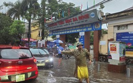 Mưa lớn gây ngập lụt, ách tắc giao thông ở thành phố Thanh Hóa