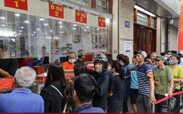 Hàng trăm người xếp hàng chờ mua bánh trung thu ở Hà Nội