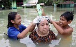 Những hình ảnh “cười chảy nước mắt” chỉ có thể bắt gặp vào ngày mưa ngập