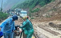 Video: Đất đá đổ sập xuống đường ở Hòa Bình, người dân bỏ chạy thoát thân