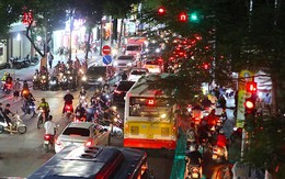 Hà Nội: 'Làm ngơ' biển cấm, người dân xếp hàng dài vi phạm giao thông
