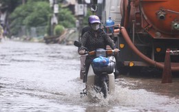 Một con phố ở Thủ đô vẫn chìm trong 'biển nước' sau một ngày mưa lớn