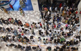 Trung tâm thương mại ở Hà Nội tấp nập người dịp nghỉ lễ, phải xếp hàng gần 40 phút mới có thể vui chơi