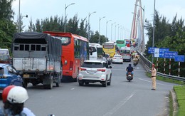 Dòng người nghỉ lễ quay lại TP HCM, giao thông ùn tắc nhiều nơi ở Tiền Giang và Bến Tre