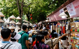 Dòng người đổ về Festival Thu Hà Nội lần đầu được tổ chức, nhiều hoạt động vui chơi và ẩm thực hấp dẫn