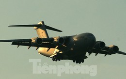 Tận thấy ‘siêu máy bay’ hạng nặng của Mỹ đến Hà Nội lúc chập tối