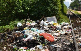 Nguồn nước ô nhiễm, rác thải bủa vây “điểm nóng” sốt xuất huyết của Hà Nội