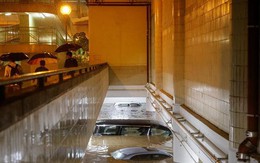 Mưa lớn khủng khiếp, đường phố Hồng Kông chìm trong biển nước