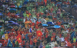 Hàng ngàn người hâm mộ đội mưa cổ vũ U23 Việt Nam thi đấu ở U23 châu Á