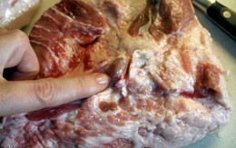 Phần thịt lợn chứa đầy mầm bệnh dù rẻ cũng không nên mua