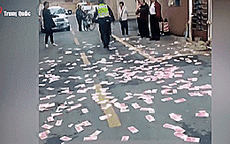 Trung Quốc: Gia đình cãi nhau rồi ném tiền qua cửa sổ
