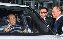 Tỉ phú Phạm Nhật Vượng cầm lái đưa Tổng thống Indonesia thăm nhà máy VinFast