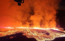Núi lửa phun trào ở Iceland, gây nguy hiểm cho thị trấn đánh cá