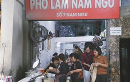 Phở Lâm (Hà Nội) đông nghịt khách sau drama, nhiều bạn trẻ phải ngậm ngùi ra về vì hết hàng