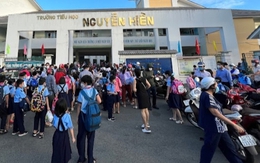Hàng chục học sinh tại 1 trường học ở TP HCM nghỉ học bất thường