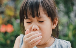 Trẻ thường xuyên hắng giọng có thể mắc 2 căn bệnh này, nhiều cha mẹ không biết