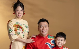Trung vệ U23 Việt Nam khoe ảnh áo dài cùng con trai và bạn gái, 6 năm bên nhau nhưng vẫn chưa cưới