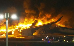 5 người tử vong trong vụ máy bay cháy trên đường băng sau va chạm ở Nhật Bản