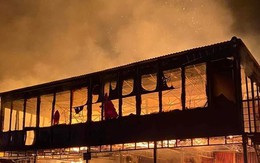 Lửa cháy đỏ rực trong đêm tại xưởng ván gỗ ở Phú Thọ