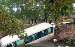 Tai nạn liên hoàn ở Hạ Long, xe khách chở 22 người lao xuống ao