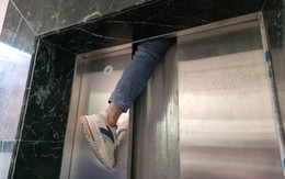 Cửa thang máy đóng bất ngờ, người đàn ông bị 'ngoạm' chân phải