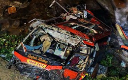 Hiện trường vụ tai nạn ở cao tốc La Sơn - Túy Loan: Xe khách biến dạng dưới vực sâu