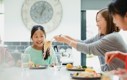 4 chi tiết của trẻ trên bàn ăn là dấu hiệu bạn nuôi dạy con quá thành công: Trẻ lớn lên đi đâu cũng được chào đón