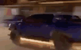 VIDEO: Tài xế bán tải "thông chốt" nồng độ cồn kéo lê xe CSGT dưới gầm nhiều km