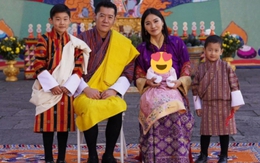 Vợ chồng hoàng hậu "vạn người mê" của Bhutan đăng ảnh gia đình mừng năm mới, tiểu công chúa 3 tháng tuổi lập tức "chiếm spotlight"
