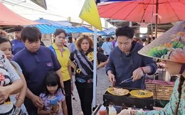 Rể Việt được mẹ vợ Thái Lan hộ tống đi bán bánh tráng nướng, khách đông "không kịp thở", thu nhập bất ngờ