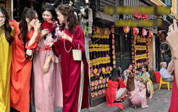 Tết đã rất gần: Một con phố Hà Nội đông nghịt khi giới trẻ đua nhau bắt trend chụp ảnh áo dài Tết