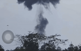 Khoảnh khắc phi công nhảy dù khỏi máy bay rơi ở Quảng Nam