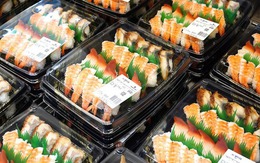 Mấy cái hộp nhựa đen đựng sushi trong siêu thị, trông thì ngon, nhưng độc hại cỡ nào?