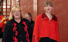 Taylor Swift cùng "mẹ chồng tương lai" đến sân xem bóng bầu dục, chi tiết trên cổ cô nàng gây chú ý