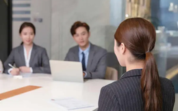 Nhà tuyển dụng nữ hỏi: “Có 8 con chim trên cây, 3 con bị bắn, còn lại mấy con?”, chàng trai trả lời thông minh, được nhận ngay Nhà tuyển dụng nữ hỏi: “Có 8 con chim trên cây, 3 con bị bắn, còn lại mấy con?”, chàng trai trả lời thông minh, được nhận ngay