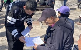 Ônhà cái 789bet lão U70 đến nhà cái 789betân hànhà cái 789bet chuyển tiền, giao dịch viên lập tức báo cảnh sát liền được khen thưởnhà cái 789bet