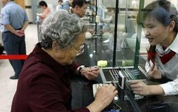 Bà cụ 80 tuổi rút tiền để mua vàng, ngân viên ngân hàng quyết ngăn cản, cuối cùng còn được khen thưởng