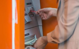 Đi rút tiền ở ATM, cậu học sinh chết lặng khi thấy hơn 260 tỷ đồng trong tài khoản