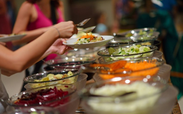 6 điều tối kỵ khi ăn buffet khiến bạn "nạp" lượng lớn vi khuẩn gây bệnh vào bụng, rất nhiều người mắc 6 điều tối kỵ khi ăn buffet khiến bạn "nạp" lượng lớn vi khuẩn gây bệnh vào bụng, rất nhiều người mắc