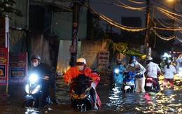 TPHCM: Mưa lớn như trút nước, đường phố, hầm chui ngập úng, xe 'chết máy' la liệt TPHCM: Mưa lớn như trút nước, đường phố, hầm chui ngập úng, xe 'chết máy' la liệt