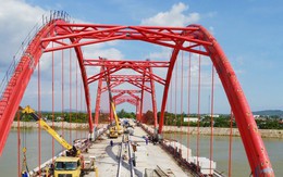 Hình hài cầu vòm thép đầu tiên ở Quảng Ngãi sẵn sàng thông xe vào cuối năm