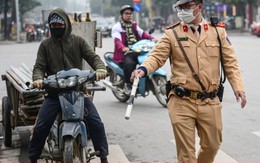CSGT xử phạt hàng loạt xe 'máy chém' nghênh ngang trên phố Hà Nội dịp cuối năm