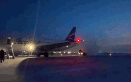 Hành khách khẩn cấp rời máy bay vì sạc dự phòng bốc khói