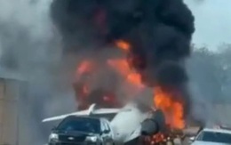 Máy bay Mỹ lao xuống xa lộ, bốc cháy ngùn ngụt