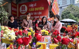 Giới trẻ nô nức đến chùa Hà cầu duyên ngày Valentine