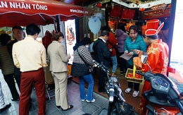 Hà Nội xếp hàng mua vàng trước ngày vía Thần Tài, tiệm vàng ở TP HCM thưa thớt